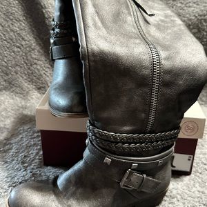 SO Olive Womens Boots Grey size 6WC EUC